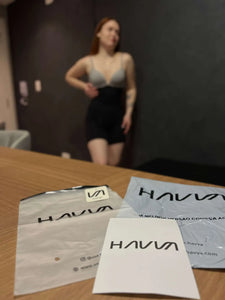 Etiqueta de papel branco com o logotipo 'havva' em preto impresso nela.