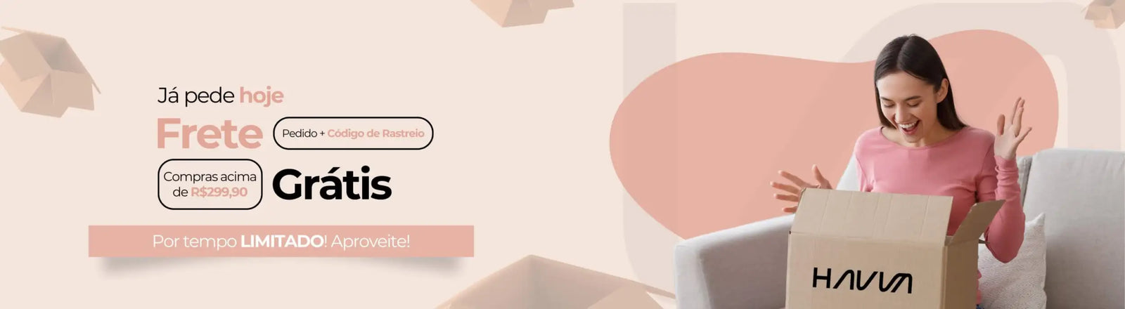 Uma mulher em uma blusa de manga longa rosa está sorrindo enquanto abre uma caixa de papelão marrom com o nome da marca 'hava' impresso nela.